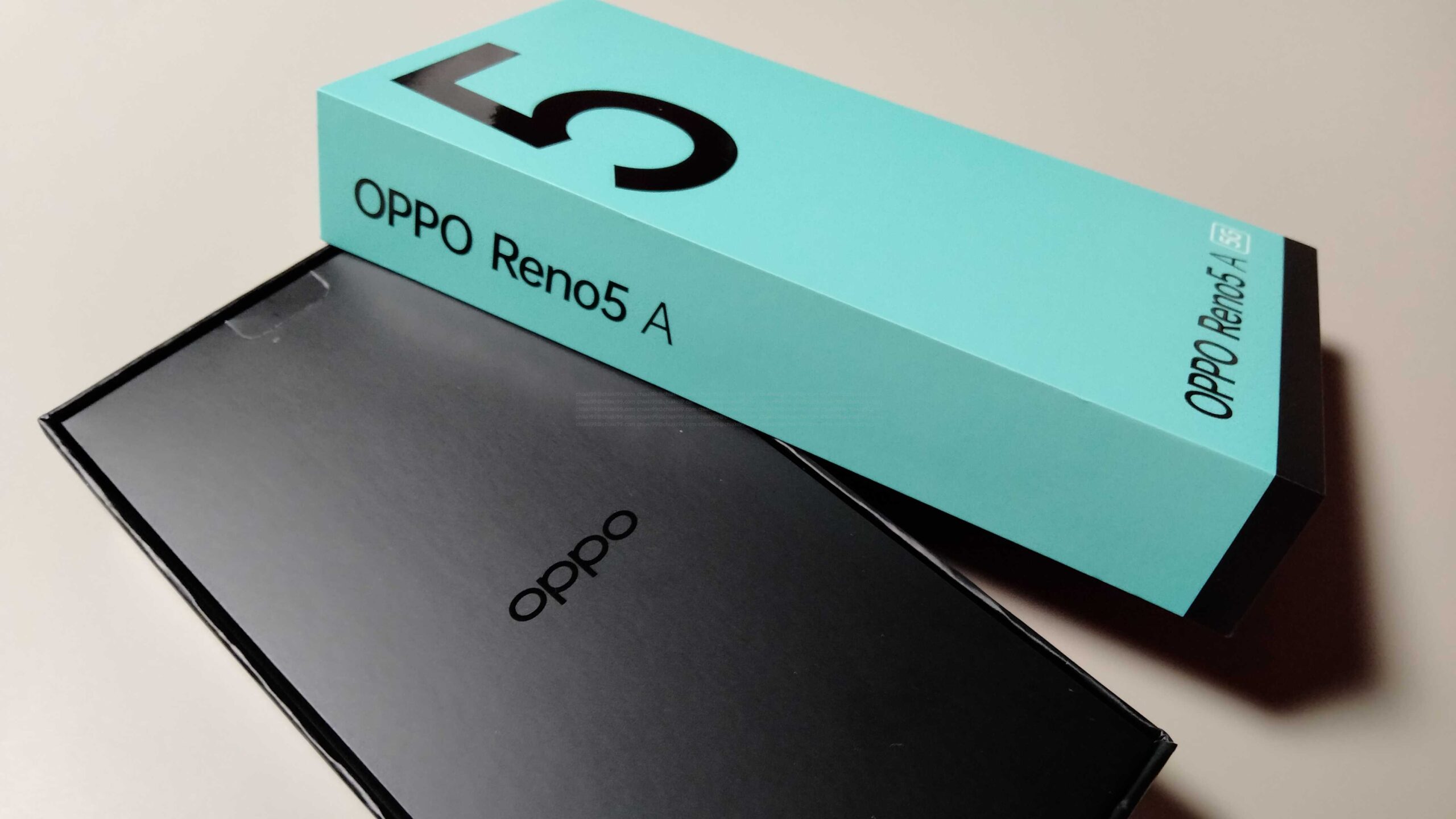 OppoReno5A本体と箱の画像