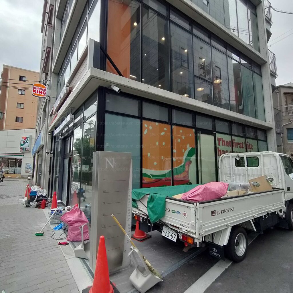 「バーガーキング西田辺駅前店」工事中の店舗外観