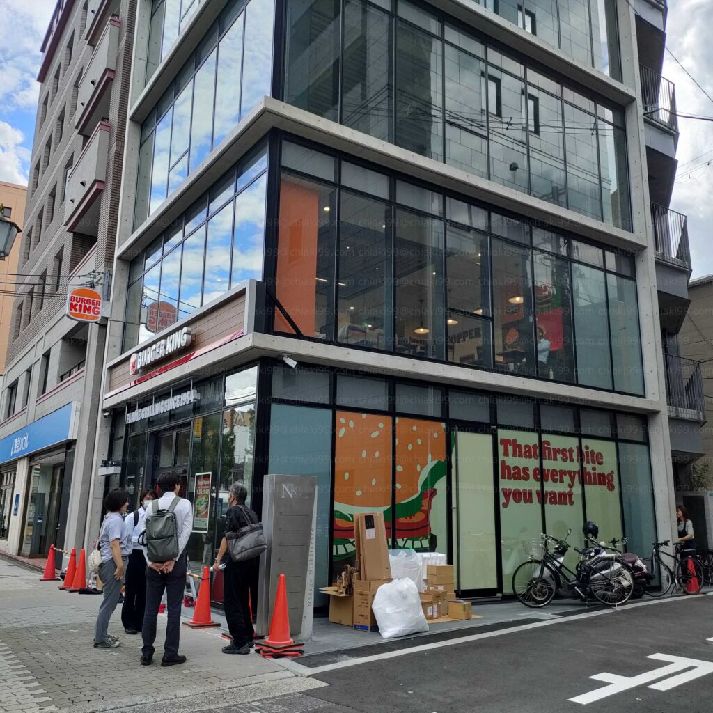 バーガーキング西田辺駅前店オープン前の店頭